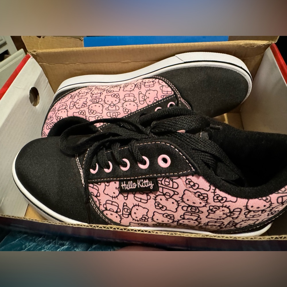 Hello kitty heelys